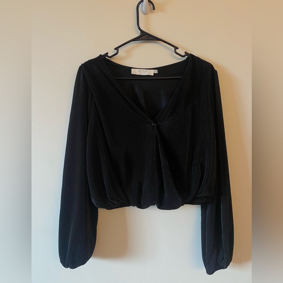 ASTR The Label Pleated V Neck Long Sleeve Blouse - Picture 4 of 6